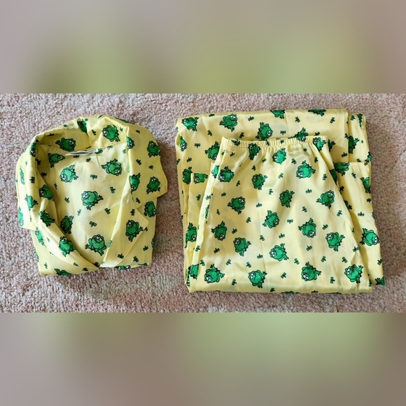 Adorable Kawaii Yellow Korean Frog Pajama Set with Shirt Pocket - Comfy - Picture 8 of 9